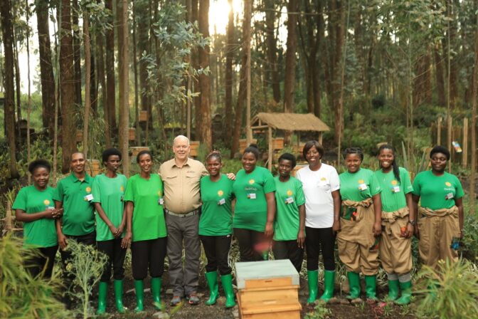 S.A.S. le Prince Albert II de Monaco en visite avec l’Observatoire Français d’Apidologie dans le « pays des mille collines »
